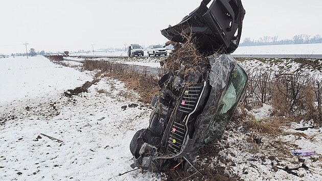 Nehoda u Doln� Libiny na �umpersku po �toku no�em na taxik��ku v �umperku. �to�n�k ujel v �ern� �kod� Superb taxik��ky a zavinil dopravn� nehodu s protijedouc�m b�l�m vozem, ve kter�m byli dal�� dva lid�.