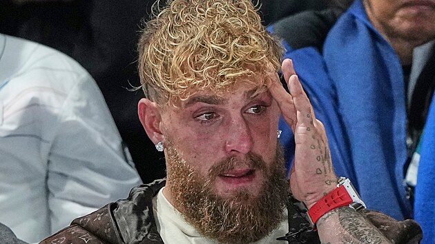 Jake Paul sleduje z tribuny zlatou j�zdu sv� snoubenky Jutty Leerdamov�. Emocemi ne�et�il, historick� rekord a olympijsk� zlato pro��val viditeln� dojat�.