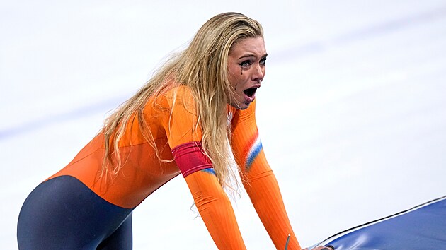 Jake Paul sleduje z tribuny zlatou jízdu své snoubenky Jutty Leerdamové....