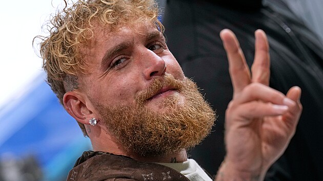 Jake Paul sleduje z tribuny zlatou j�zdu sv� snoubenky Jutty Leerdamov�. Emocemi ne�et�il, historick� rekord a olympijsk� zlato pro��val viditeln� dojat�.