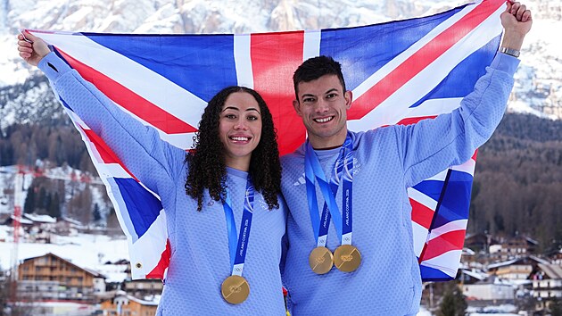 Brit�tí skeletonisté Matt Weston a Tabitha Stoeckerová slaví zlatou medaili ve...