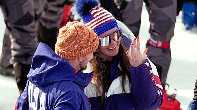 Americká ly�a�ka Breezy Johnsonová se v cílovém prostoru v Cortin� do�kala...