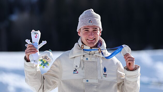 Francouzský b�ec Mathis Desloges po dojezdu skiatlonu na olympijských hrách v...
