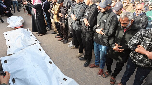 Poz�stal� b�hem poh�bu Palestinc� zabit�ch b�hem no�n�ho izraelsk�ho �toku v nemocnici Nasser v Khan Younis v ji�n� ��sti p�sma Gazy. (15. �nora 2026)