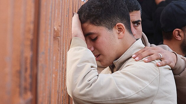 Poz�stal� b�hem poh�bu Palestinc� zabit�ch b�hem no�n�ho izraelsk�ho �toku v nemocnici Nasser v Khan Younis v ji�n� ��sti p�sma Gazy. (15. �nora 2026)