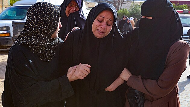 Poz�stal� b�hem poh�bu Palestinc� zabit�ch b�hem no�n�ho izraelsk�ho �toku v nemocnici Nasser v Khan Younis v ji�n� ��sti p�sma Gazy. (15. �nora 2026)