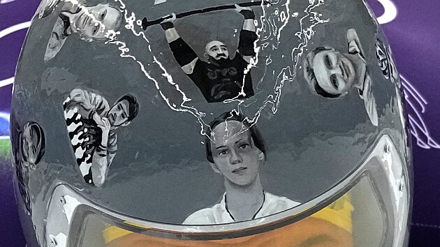 Ukrajinsk� skeletonista Vladyslav Heraskevy� na olympijsk� dr�ze v Cortin� d�Ampezzo v helm�, na n� jsou fotografie lid� zabit�ch b�hem v�lky na Ukrajin�. (9. �nora 2026)