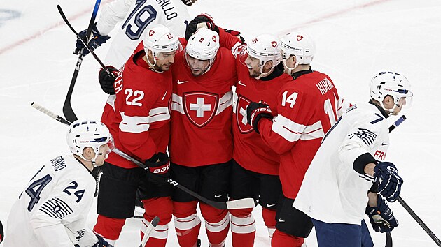 Damien Riat ze �v�carska slav� prvn� g�l se sv�mi spoluhr��i (14. �nora 2026)