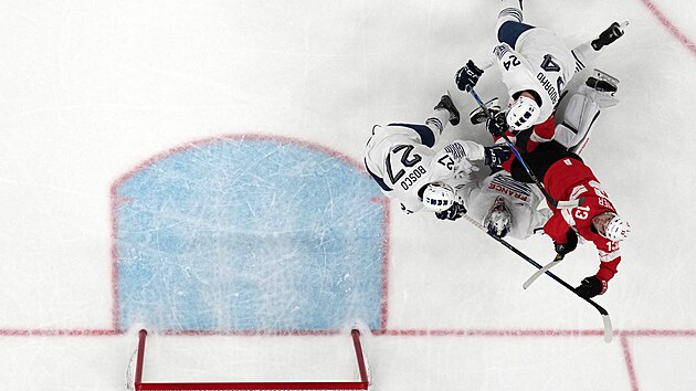 Nico Hischier ze �v�carska v akci p�ed brankou Francie. (12. �nora 2026)