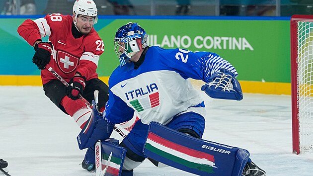 Ital Damian Clara (20) vedle �v�carsk�ho hr��e Tima Meiera (28) b�hem...