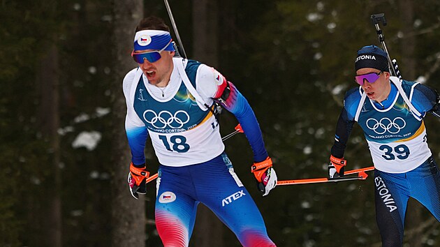 Michal Kr�má� a Mark-Markos Kehva z Estonska v akci b�hem závodu na 20...