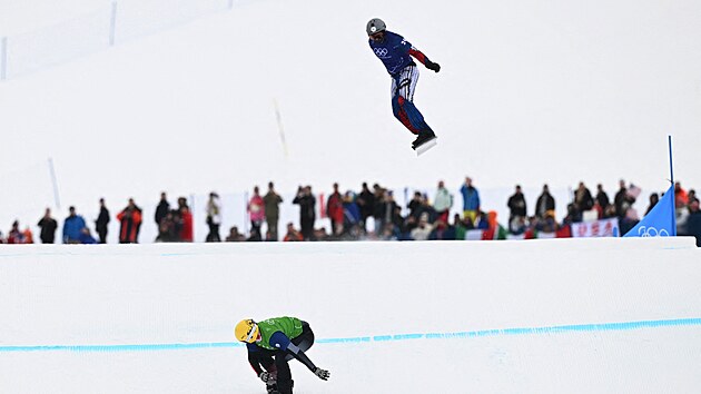 Kry�tof Choura z �eska b�hem osmifin�le mu�� ve snowboardcrossu. (12. �nora 2026)