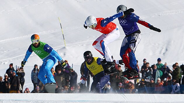 Kry�tof Choura z �esk� republiky b�hem �tvrtfin�le sm�en�ch t�m� ve snowboardcrossu. (15. �nora 2026)