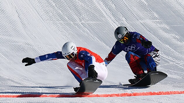 Aidan Chollet z Francie a Kry�tof Choura z �esk� republiky v c�li b�hem �tvrtfin�le sm�en�ch t�m� ve snowboardcrossu. (15. �nora 2026)