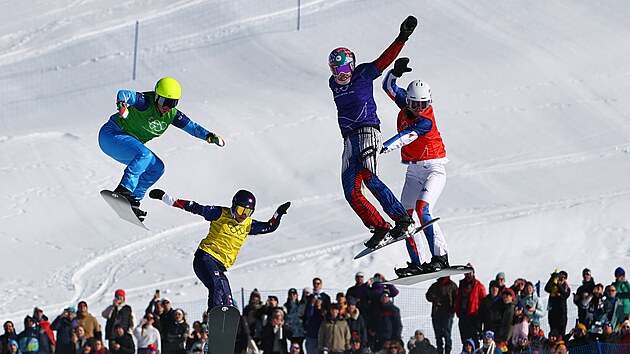 Eva Adamczykov� (fialov� dres) z �esk� republiky v akci b�hem �tvrtfin�le sm�en�ch t�m� ve snowboardcrossu. (15. �nora 2026)