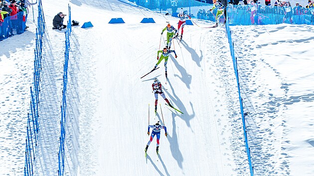 Biatlonist� na trati st�hac�ho z�vodu v Anterselv�. (15. �nora 2026)