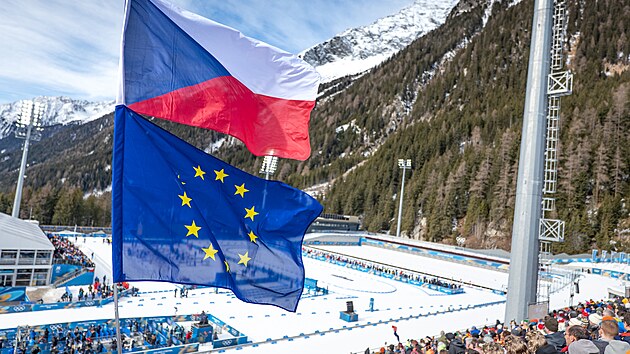 Biatlonist� na trati st�hac�ho z�vodu v Anterselv�. (15. �nora 2026)