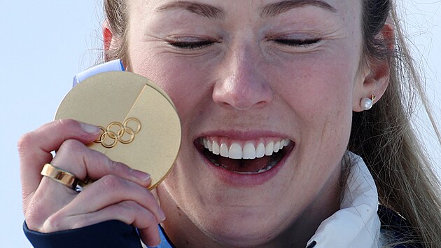 Ly�a�ka Mikaela Shiffrinov� se stala olympijskou �ampionkou ve slalomu. (18....