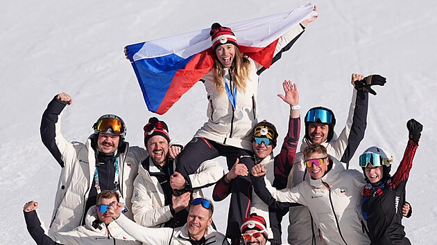 Eva Adamczykov� vybojovala ve snowboardcrossu olympijsk� st��bro. (13. �nora...