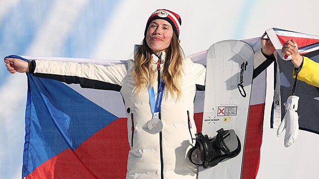 Eva Adamczykov� vybojovala ve snowboardcrossu olympijsk� st��bro. (13. �nora 2026)