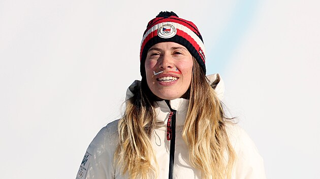 Eva Adamczykov� vybojovala ve snowboardcrossu olympijsk� st��bro. (13. �nora 2026)