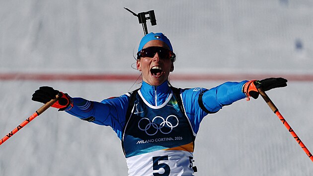 Lisa Vittozziov� z It�lie slav� po p�ekro�en� c�lov� ��ry a zisku zlat� medaile. (15. �nora 2026)