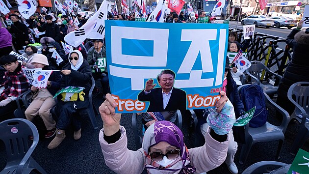 P��znivci b�val�ho jihokorejsk�ho prezidenta Jun Suk-jola demonstruj� p�ed �st�edn�m okresn�m soudem v Soulu v Ji�n� Koreji. (19. �nora 2026)