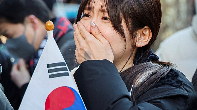 P��znivci b�val�ho jihokorejsk�ho prezidenta Jun Suk-jola demonstruj� p�ed �st�edn�m okresn�m soudem v Soulu v Ji�n� Koreji. (19. �nora 2026)