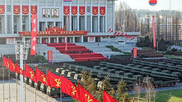 Severokorejsk� v�dce Kim �ong-un na slavnostn�m p�ed�n� raketomet� r�e 600 mm dev�t�mu sjezdu Korejsk� strany pr�ce. (19. �nora 2025)