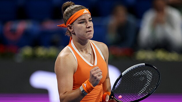 Karol�na Muchov� se hecuje ve fin�le turnaje v Dauh�.