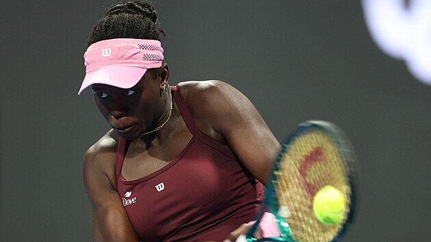 Kanadsk� tenistka Victoria Mbokov� hraje bekhend ve fin�le turnaje v Dauh�.