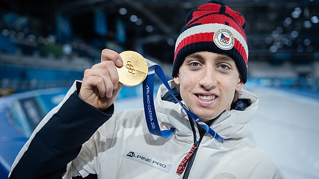 Vít�zný rychlobrusla� na 10 000 metr� Metod�j Jílek se zlatou medailí (13....