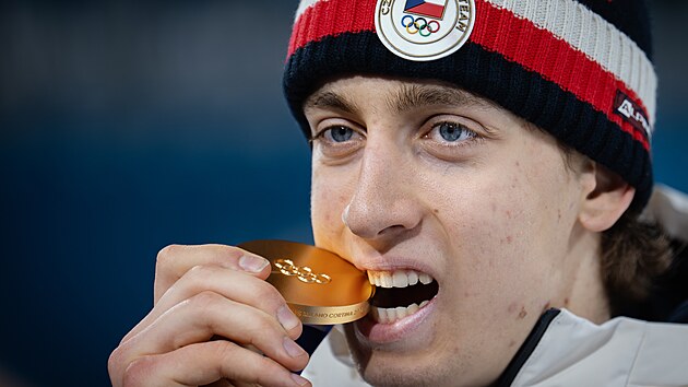 Rychlobrusla� Metod�j J�lek se zlatou medail� po v�t�zstv� v olympijsk�m z�vod� na 10 000 metr� (13. �nora 2026)