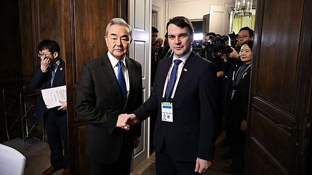 �esk� ministr zahrani�� Petr Macinka se na okraj konference v Mnichov� se�el s ��nsk�m prot�j�kem Wang Iem. (14. �nora 2026)