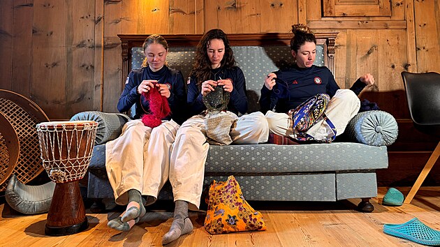 Americk� biatlonistky Margie Freedov�, Lucinda Andersonov� a Deedra Irwinov� pletou mezi olympijsk�mi z�vody v Anterselv�.