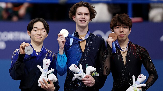 Trio nejlep��ch olympijsk�ho z�vodu krasobrusla��. Zleva Juma Kagijama, Michail �ajdorov a �un Sato.