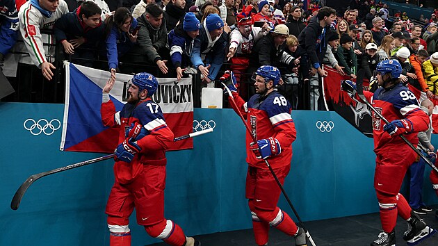 �e�t� hokejist� se zdrav� s fanou�ky po osmifin�lov�m v�t�zstv� nad D�nskem.