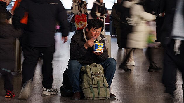 ���an Liou Ȓ-�ch�an �ekal na v�ce ne� 30hodinovou cestu vlakem do �cheng-tu, hlavn�ho m�sta provincie S�-�chuan, vzd�len�ho asi 2 000 kilometr� od Pekingu, kde pracuje ve stavebnictv�.