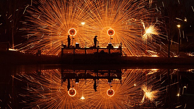 ���an� vyr�ej� na oslavy lun�rn�ho nov�ho roku. Mnoz� se rozhodli absolvovat a� 30hodinovou cestu z Pekingu, aby mohli b�t doma na sv�tky se sv�mi bl�zk�mi. Pro mnoh� z nich je to jedin� obdob� v roce, kdy si mohou vz�t volno z pr�ce.