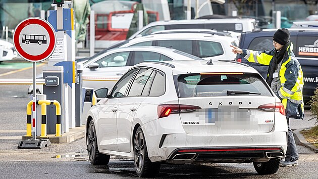 Parkovi�t� u iQlandie je pro autobusy uzav�ené. (13. února 2026)