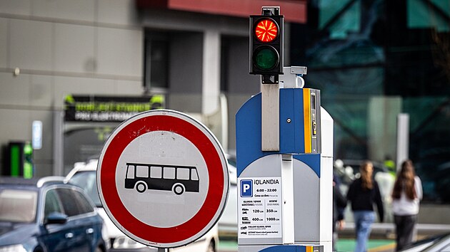 Parkovi�t� u iQlandie je pro autobusy uzav�en�. (13. �nora 2026)