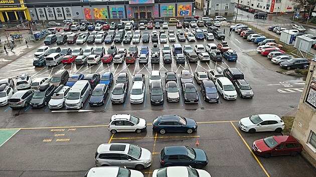 Zapln�n� parkovi�t� v p�tek odpoledne. (12. �nora 2026)