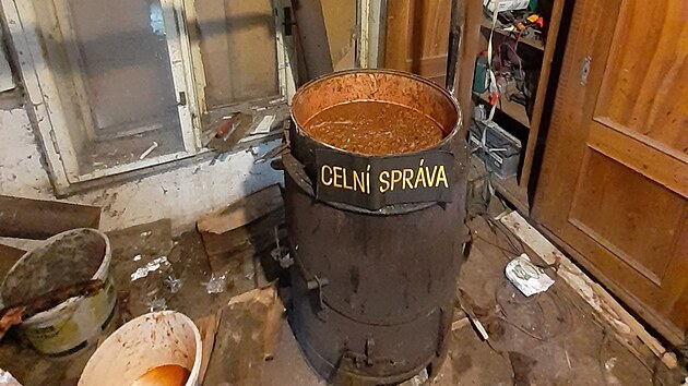 V obci nedaleko Luha�ovic odhalili celn�ci v hospod��sk�m staven� �tvrtou neleg�ln� p�lenici ve Zl�nsk�m kraji b�hem pades�ti dn�. (�nor 2026)