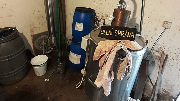 V obci nedaleko Luha�ovic odhalili celn�ci v hospod��sk�m staven� �tvrtou neleg�ln� p�lenici ve Zl�nsk�m kraji b�hem pades�ti dn�. (�nor 2026)