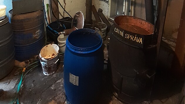 V obci nedaleko Luha�ovic odhalili celn�ci v hospod��sk�m staven� �tvrtou neleg�ln� p�lenici ve Zl�nsk�m kraji b�hem pades�ti dn�. (�nor 2026)