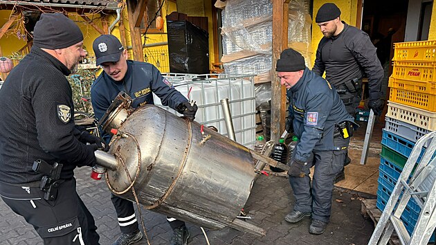 V blízkosti Uherského Hradi�t� na�li celníci dal�í nelegální palírnu....