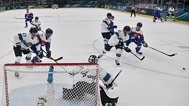 Slovensk� �to�n�k Juraj Slafkovsk� m��� na finskou branku. (11. �nora 2026)