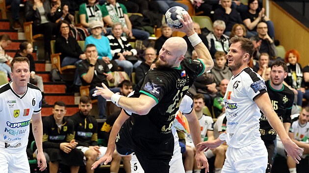 Pivot karvinsk�ch h�zenk��� Jan U�ek se protla�il ke st�ele.