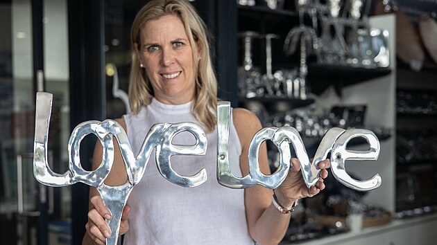 V Zimbabwe na Valent�na fr�� d�rky vyroben� z recyklovan�ho �rotu. Nab�z� je t�eba podnikatelka Stephanie Charltonov�. (11. �nora 2026)