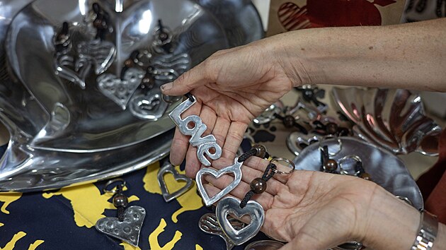 V Zimbabwe na Valent�na fr�� d�rky vyroben� z recyklovan�ho �rotu. (11. �nora 2026)